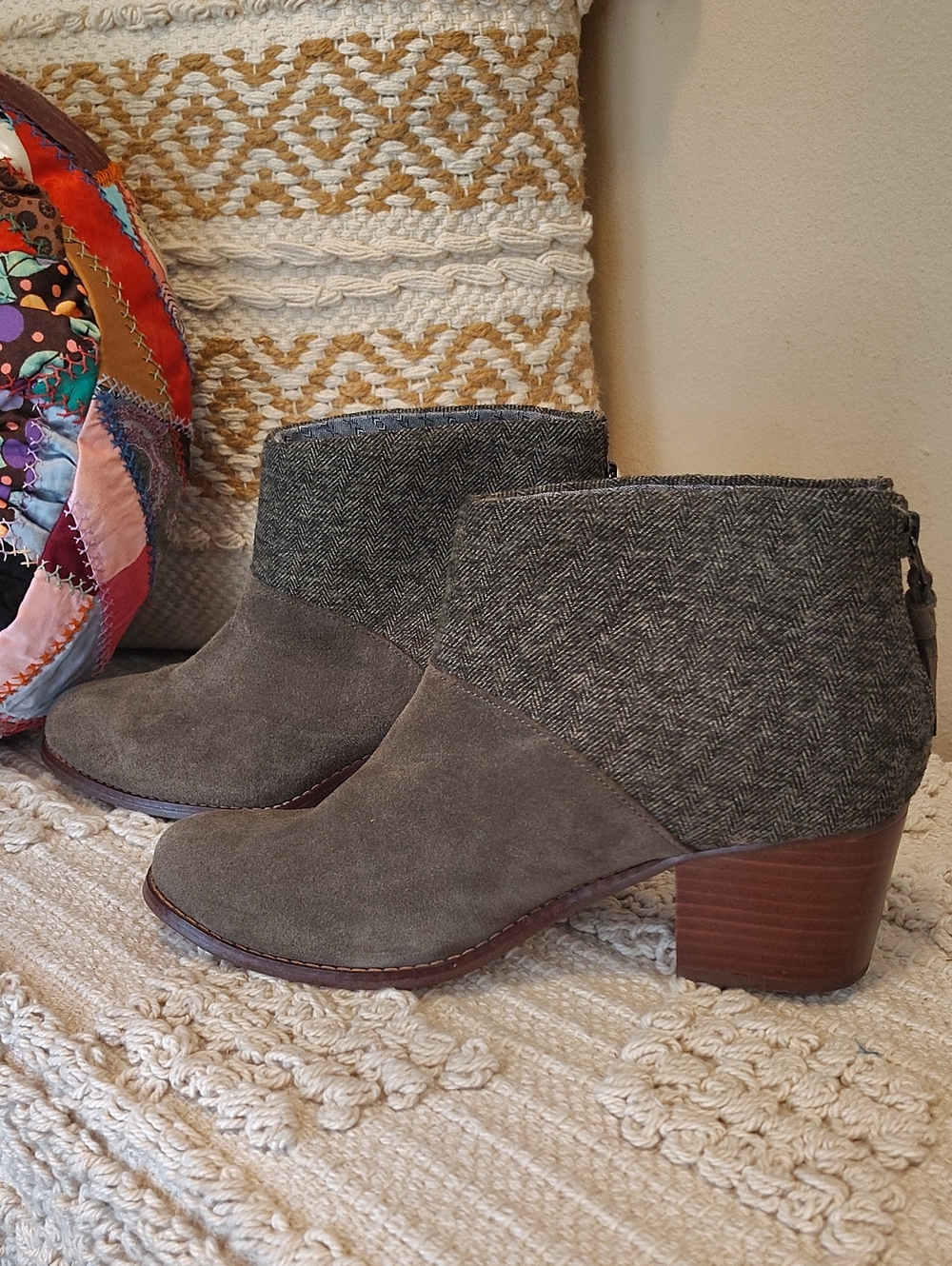 Toms Ankle Boot Size 8 Suede/ Cloth Gray Black